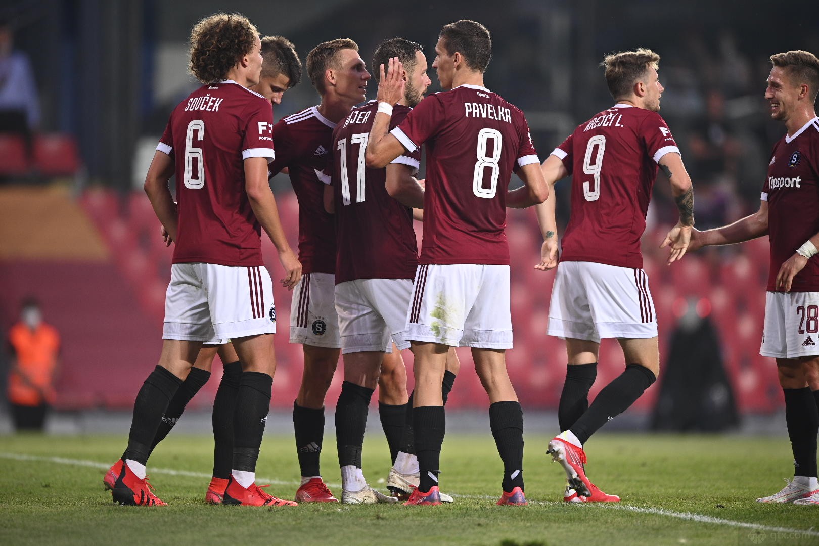 布拉格斯拉維亞：歐冠賽場的逆襲逐夢者